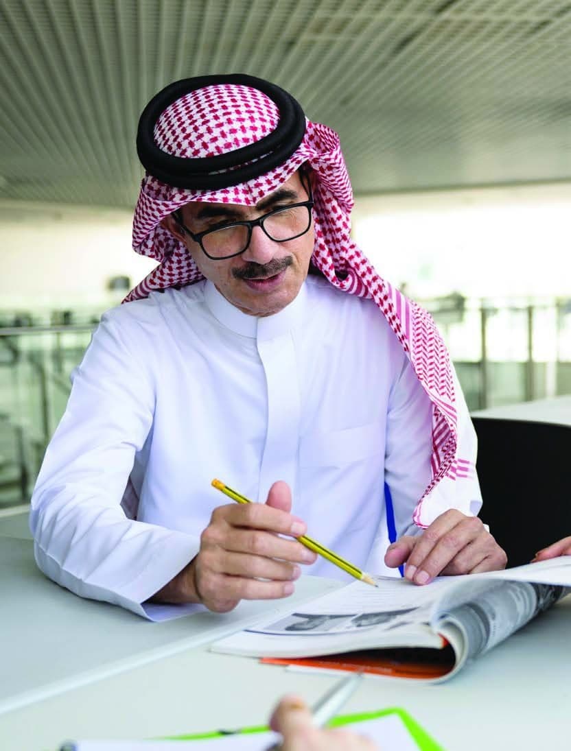مهندس يراجع مخططات مشروع